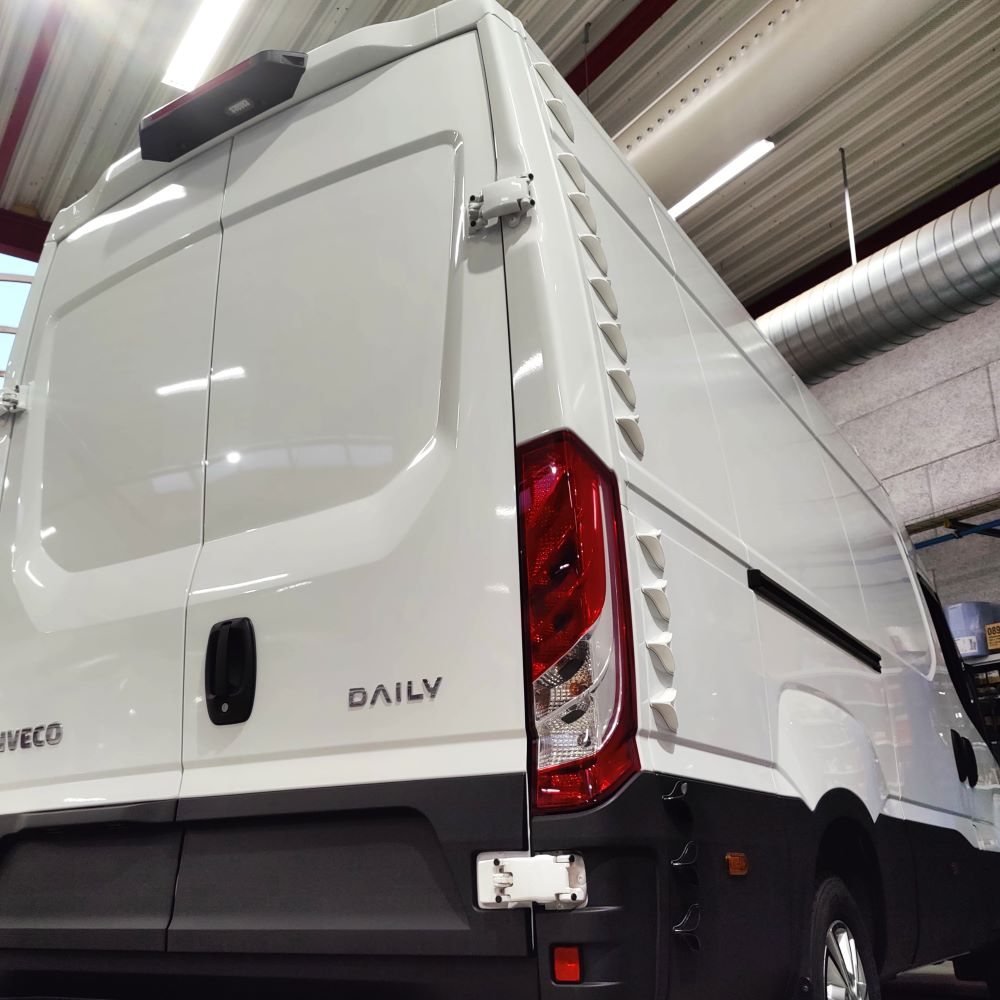 V Spoilers for high vans. (Kit of 50 pieces) - US